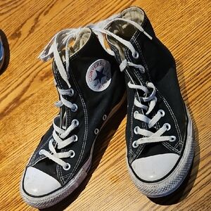 Converse Black & White High-Top Chuck Taylor Sneakers Broke In M6 L8